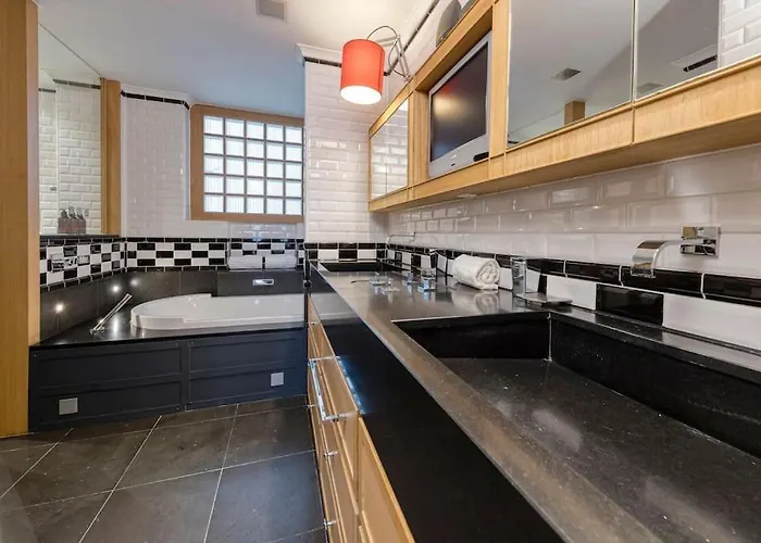 City Luxury: 3Br, Prime Location